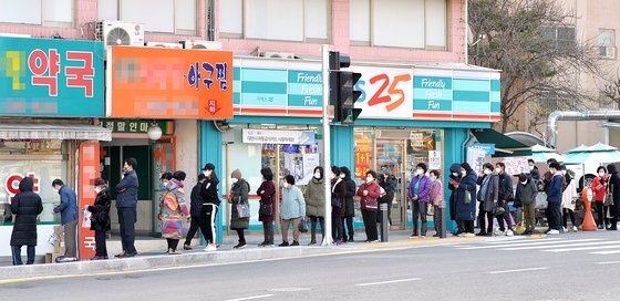지난 3월 대전의 한 약국 앞에서 시민들이 마스크를 구입하기위해 길게 줄 서 있다. 김성태 기자
