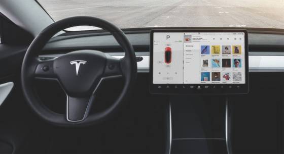 테슬라 모델3의 실내. 계기판이 없는 등 국내 안전규정에 어긋나지만 한·미 FTA로 미국 안전기준을 인정해줘 국내 판매가 가능하다. 일부 자동차 전문가는 테슬라의 사용자경험(UX)가 안전운전에 방해가 된다고 주장하기도 한다. 사진 테슬라코리아