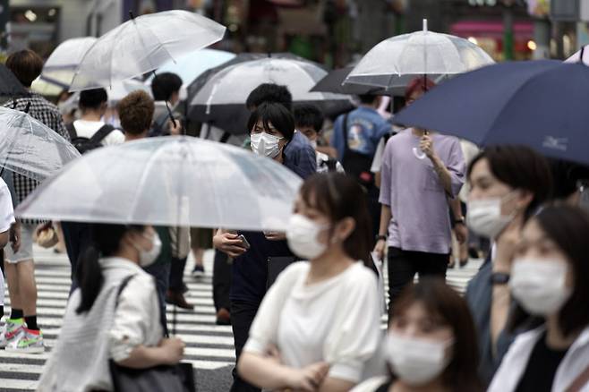 지난 9일 일본 도쿄 시부야 번화가에서 시민들이 마스크를 쓴 채 횡단보도를 건너고 있다. 도쿄｜AP연합뉴스