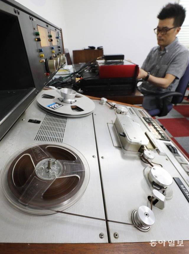 릴 데크에 마스터 테이프를 넣고 돌리니 마치 어제 녹음한 듯한 가수의 노래가 생생하게 흘러나왔다.