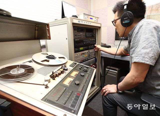 이훈희 오아시스레코드 엔지니어가 마스터 음원을 디지털로 변환 작업을 하고 있다.