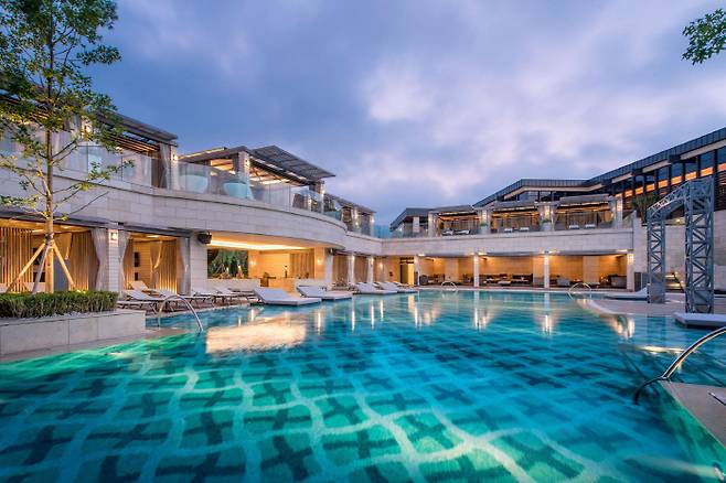 파라다이스시티 야외수영장 전경