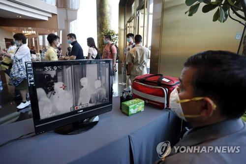 방콕 한 쇼핑몰 직원이 고객들 체온이 나타난 모니터를 보고 있다. (자료사진) [EPA=연합뉴스]