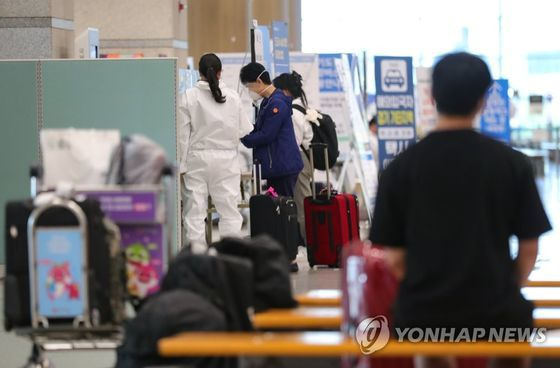 지난달 23일 오후 인천국제공항에서 관계자들이 해외 입국자들을 안내하고 있다. 연합뉴스