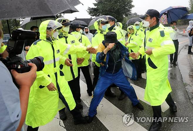 백선엽 장군 안장 두고 찬반 대립 (대전=연합뉴스) 김준범 기자 = 15일 오전 대전시 유성구 갑동 국립대전현충원에서 고(故) 백선엽 장군의 국립대전현충원 안장을 두고 찬반 단체가 대립하고 있다. 2020.7.15 psykims@yna.co.kr