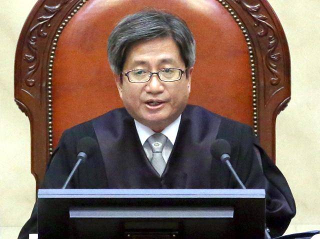 (서울=뉴스1) 사진공동취재단 = (서울=뉴스1) 사진공동취재단 = 김명수 대법원장이 16일 오후 서울 서초구 대법원 대법정에서 직권남용권리행사방해 및 공직선거법 위반 혐의를 받는 이재명 경기도지사의 선고공판을 하고 있다. 2020.7.16/뉴스1