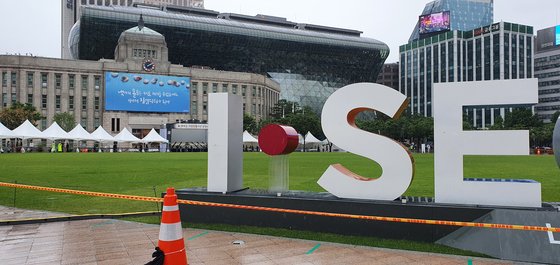지난 13일 서울시청 광장에 마련된 박원순 전 서울시장 분향소. 5일장 마지막 날이라 한산한 모습이다.