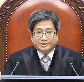 16일 오후 서울 서초구 대법원 대법정에서 김명수 대법원장이 이재명 경기지사에 대한 무죄 취지 판결을 선고하고 있다. /오종찬 기자