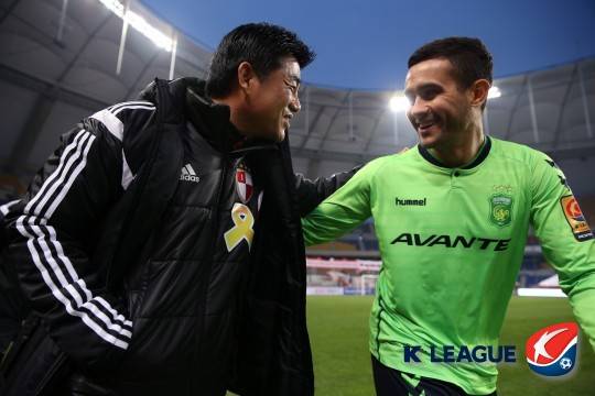 2015년 당시 부산 윤성효 감독과 전북 에닝요. 둘은 2003년에 수원삼성에서 코치와 선수로 만난 바 있다.