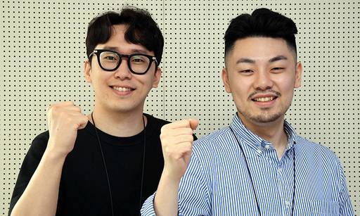 반려식물 정보 제공 서비스 ‘플립’을 만든 청년창업가 윤요한 이사(왼쪽)와 김성훈 대표가 17일 서울 양천구 서울청년창업사관학교에서 파이팅을 외치고 있다. 서상배 선임기자