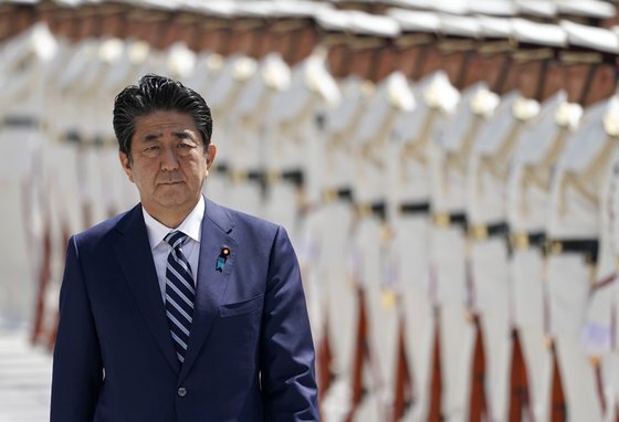 아베 신조 일본 총리가 일본 자위대를 사열하고 있다. [EPA=연합뉴스]