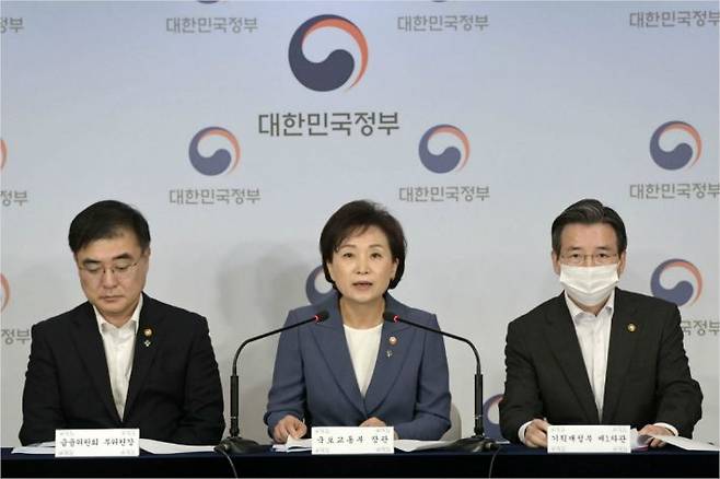김현미 국토교통부 장관이 17일 서울 종로구 정부서울청사 브리핑실에서 손병두 금융위원회 부위원장(왼쪽), 김용범 기획재정부 1차관과 함께 6.17 부동산 대책 ‘주택시장 안정을 위한 관리방안’을 발표하고 있다. 이한형기자