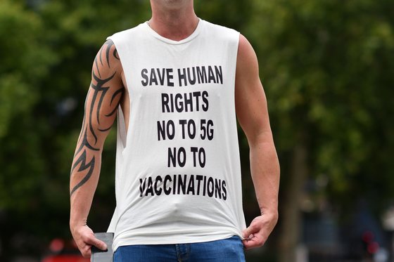 영국 런던의 하이드파크에서 열린 마스크 착용 반대 시위에서 한 남성이 마스크 착용과 백신 접종을 거부하는 취지의 글이 적힌 티셔츠를 입고 있다. [AFP=연합뉴스]