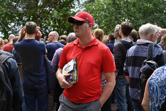 한 남성이 런던 하이드파크에서 열린 마스크 반대 시위에서 코로나 맥주를 들고 있다. [AFP=연합뉴스]