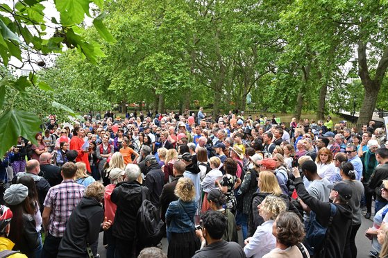 지난 19일 영국 런던의 하이드파크에서 열린 마스크 착용 반대 시위에 참여한 사람들. [AFP=연합뉴스]