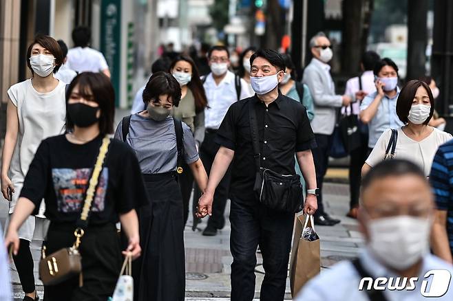 일본 수도 도쿄의 한 길거리 풍경. 시민들이 모두 마스크를 쓰고 다니고 있다. © AFP=뉴스1