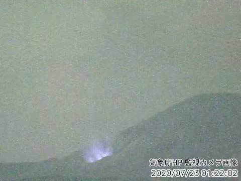 일본 기상청 감시 카메라 영상. 23일 1시. 분화구 주변이 밝게 빛나고 있다. 일본 기상청
