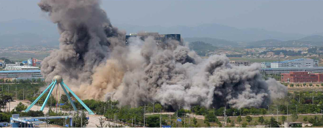 노동신문은 5월 17일 개성의 남북 공동연락사무소 폭파 사진을 게재했다. [노동신문=뉴스1]