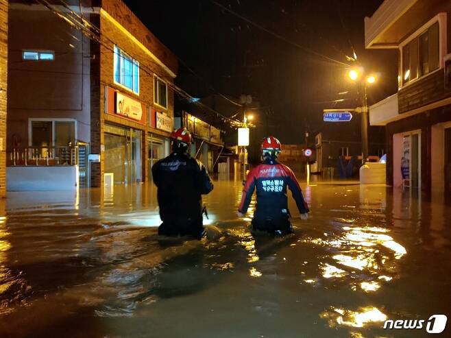 지난 23일부터 밤새 244.6mm 폭우가 내려 침수된 경북 영덕군 강구면 오포리에 소방당국이 배수작업을 하고 있다.(경북소방본부 제공)(© 뉴스1