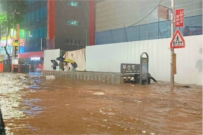 23일 부산에 내린 폭우로 부산도시철도 1호선 부산역 일대가 물에 잠겼다. (사진=부산소방재난본부 제공)