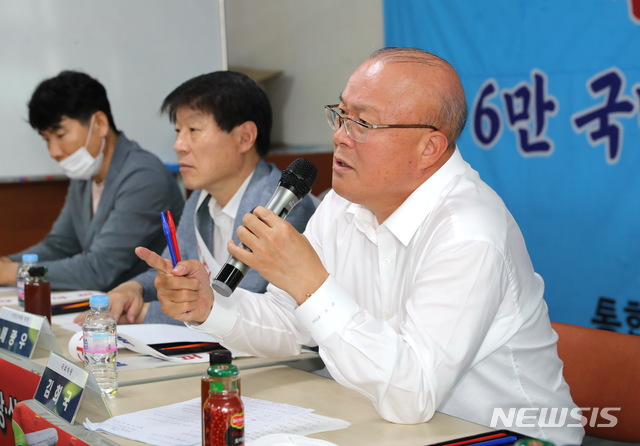 [의성=뉴시스] 김진호 기자 = 김희국 의원이 25일 대구경북 통합신공항 이전 후보지 대책 마련을 위한 간담회에서 참석자들의 질문에 답변하고 있다. 2020.07.25  kjh9326@newsis.com