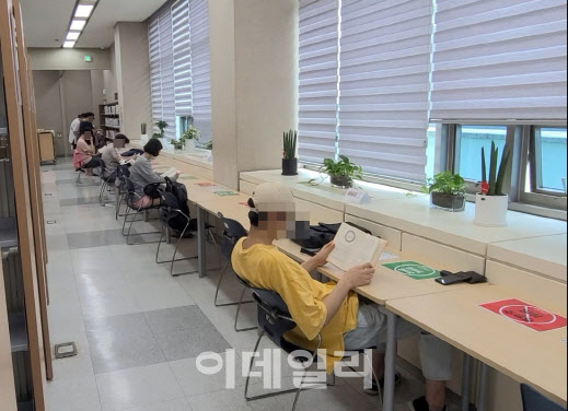 24일 서울 성동구에 있는 한 도서관에서 이용객들이 거리두기를 하며 책을 읽고있다.(사진=이용성 기자)