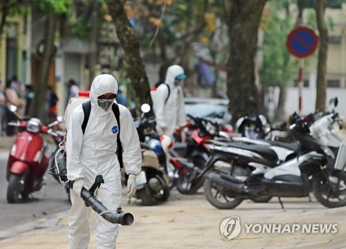 베트남 보건당국 관계자들이 코로나19 방역 작업을 하는 모습 (자료사진) [EPA=연합뉴스]
