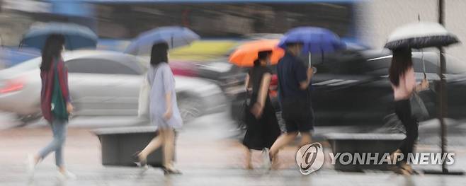 비 오는 거리 (서울=연합뉴스) 한상균 기자 = 23일 아침. 서울 광화문 앞을 시민들이 우산을 쓰고 지나고 있다.      기상청은 내일까지 전국이 흐리고 비가 온다고 예보했다. 2020.7.23 xyz@yna.co.kr