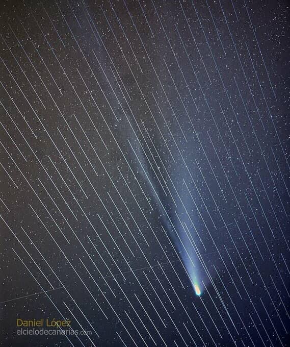 노팅엄 대학 천문학과 교수 마이클 메리필드는 트위터를 통해 스타링크 위성이 시야를 가리고 있는 네오와이즈 혜성 사진을 공개했다. (사진=다니엘 로페즈, 트위터 @AstroMikeMerri)