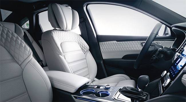 르노삼성자동차 더 뉴 SM6 앞좌석. 사진 르노삼성자동차