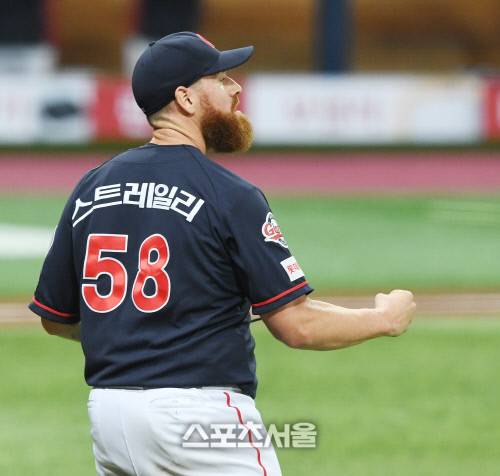 롯데 스트레일리가 18일 고척 키움전에서 1-2로 뒤진 8회 실점 없이 이닝을 마지차 주먹을 불끈 쥐고있다. 김도훈기자 dica@sportsseoul.com