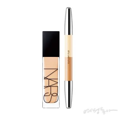 나스 네츄럴 래디언트 롱웨어 파운데이션 30ml 7만2천원(왼쪽). 슈에무라 커버 크레용 6.5g 3만3천원.
