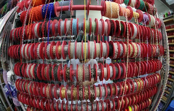 목걸이 제작에 필수 부자재인 체인은 최근 마스크를 걸 수 있는 액세서리 제작에 필수 아이템으로 매장관계자의 손길이 쉴 틈이 없을 정도다. /이진한기자