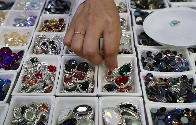 유리 악세서리 부자재의 적용범위는 실로 다양하다. 반지, 목걸이는 기본이고 신발부터 헤어핀까지 다양하다. /이진한기자