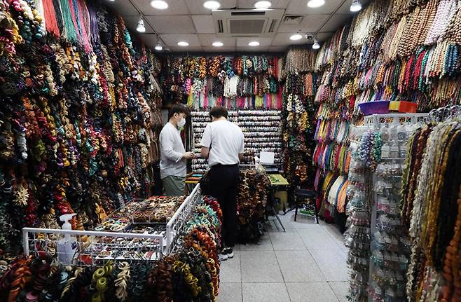 우드 악세서리 부자재 매장 안 제품들의 색상이 현란하다. 내츄럴한 제품의 선호로 우드 재질의 부자재 또한 시장의 선호 제품으로 손 꼽힌다. 이들의 다양한 색감이 뿜어내는 매력은 남다르다. /이진한기자