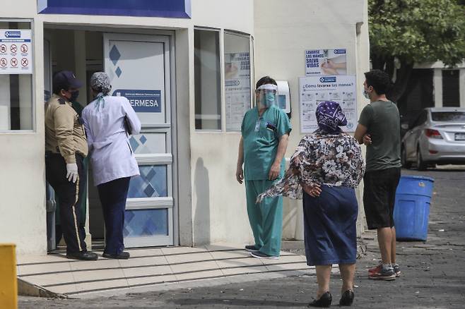 지난 5월(현지시간) 니카라과 수도 마나과의 세르베사 병원 앞에서 의료진이 보호장비를 착용한 채 서 있다. 마나과｜AP연합뉴스