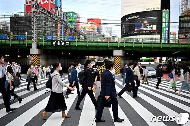 지난 5월25일 일본 도쿄에서 마스크를 쓴 시민들이 횡단보도를 건너가고 있다. © AFP=뉴스1