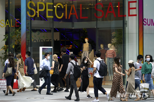 [도쿄=AP/뉴시스]지난 27일 일본 도쿄 쇼핑가에서 마스크를 쓴 시민들이 걷고 있다.  2020.07.27.