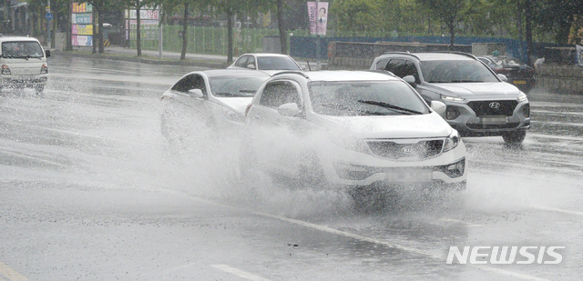 [전주=뉴시스] 김얼 기자 = 장마가 이어지고 있는 지난 28일 전북 전주시 백제교 인근에서 운전자들이 쏟아져 내린 폭우로 빗물에 잠긴 차도를 지나고 있다. 2020.07.28.pmkeul@newsis.com