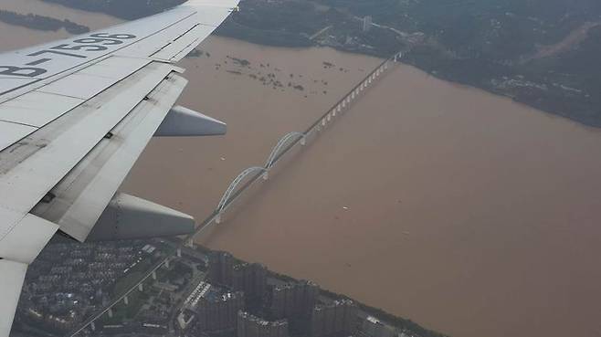 비행기에서 내려다본 이창시의 모습. 도시 한가운데로 황톳빛의 양쯔강이 흐르고 있다.