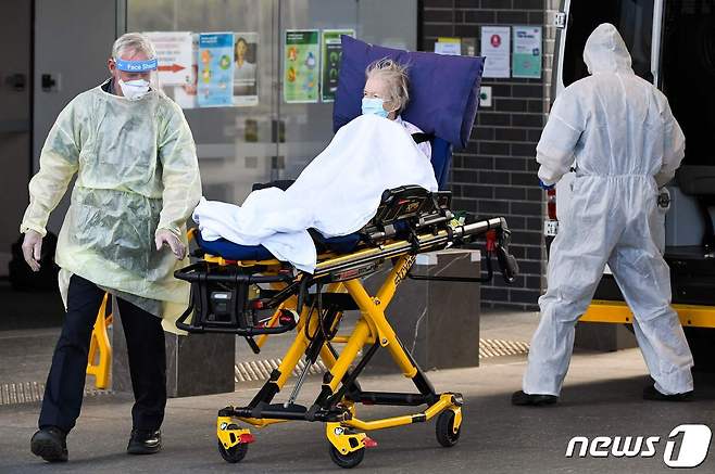 호주 빅토리아주 멜버른 교외 에핑에서 의료진이 환자를 옮기고 있다. © AFP=뉴스1