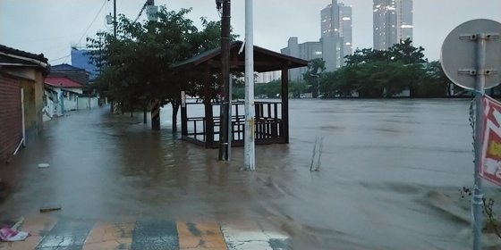 30일 대전 동구 대동천 일근 도로가 빗물에 침수돼 있다. 연합뉴스=독자제공