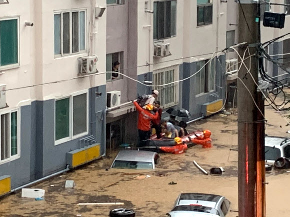 - 30일 폭우로 물에 잠긴 대전 서구 정림동 한 아파트에서 119소방대원들이 주민을 구조하고 있다. 2020. 7. 30 연합뉴스