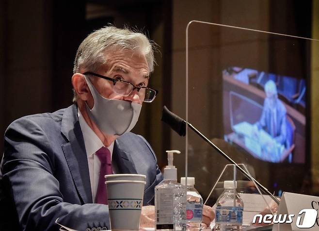 제롬 파월 연방준비제도(Fed) 의장이 지난달 30일(현지시간) 워싱턴 하원 청문회에 마스크를 쓰고 출석해 "경제의 앞날은 바이러스 억제의 성공 여부에 달렸다"고 밝히고 있다. © AFP=뉴스1 © News1 우동명 기자