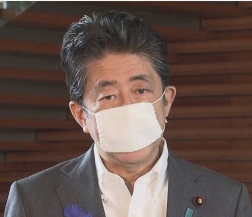 아베 신조 일본 총리가 '아베노마스크'를 착용한 모습. NHK 캡처