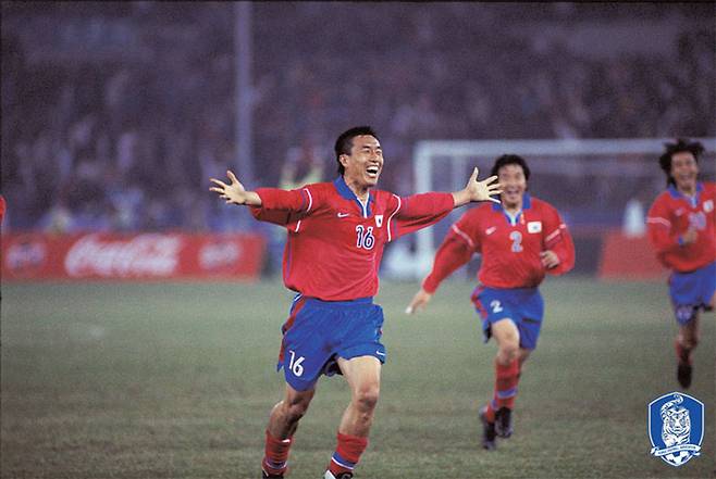 ▲ 한일전 득점 후 환하게 웃는 하석주 ⓒ대한축구협회