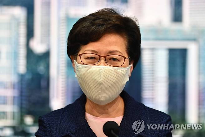 입법회 의원 선거 연기 밝히는 캐리 람 홍콩 행정장관 (홍콩 AFP=연합뉴스) 캐리 람 홍콩 행정장관이 31일 정부 청사에서 기자회견을 하고 있다. 람 장관은 신종 코로나바이러스 감염증(코로나19) 환자가 증가하고 있다는 이유로 오는 9월로 예정된 입법회 의원 선거를 연기할 것이라고 밝혔다. jsmoon@yna.co.kr
