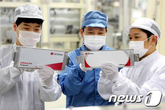 LG화학 엔지니어들이 충북 청주 소재 오창공장에서 생산한 전기차 배터리를 살펴보고 있다.© News1