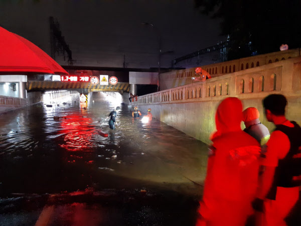 지난 23일 밤 소방 구조대와 경찰 등이 부산 동구 초량 제1지하차도에서 구조활동을 펼치고 있다./부산경찰청 제공