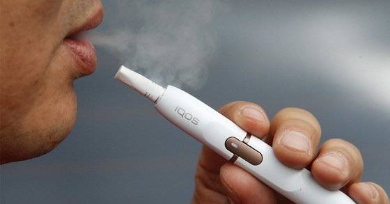 궐련형 전자담배인 아이코스를 흡연하는 모습. 중앙포토